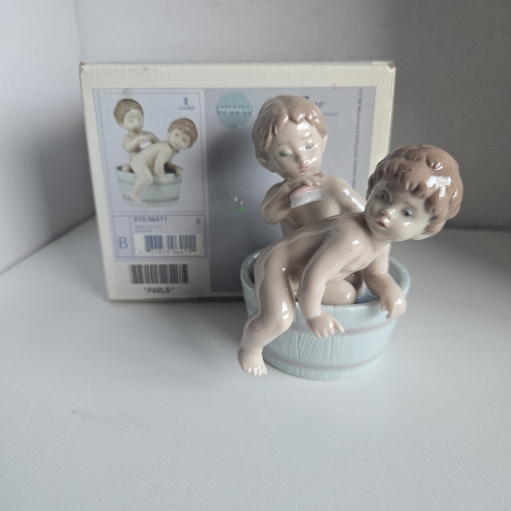 Lladro BATH TIME/VAMOS AL AGUA #6411 Two Baby Boys in Wash Tub w/Box